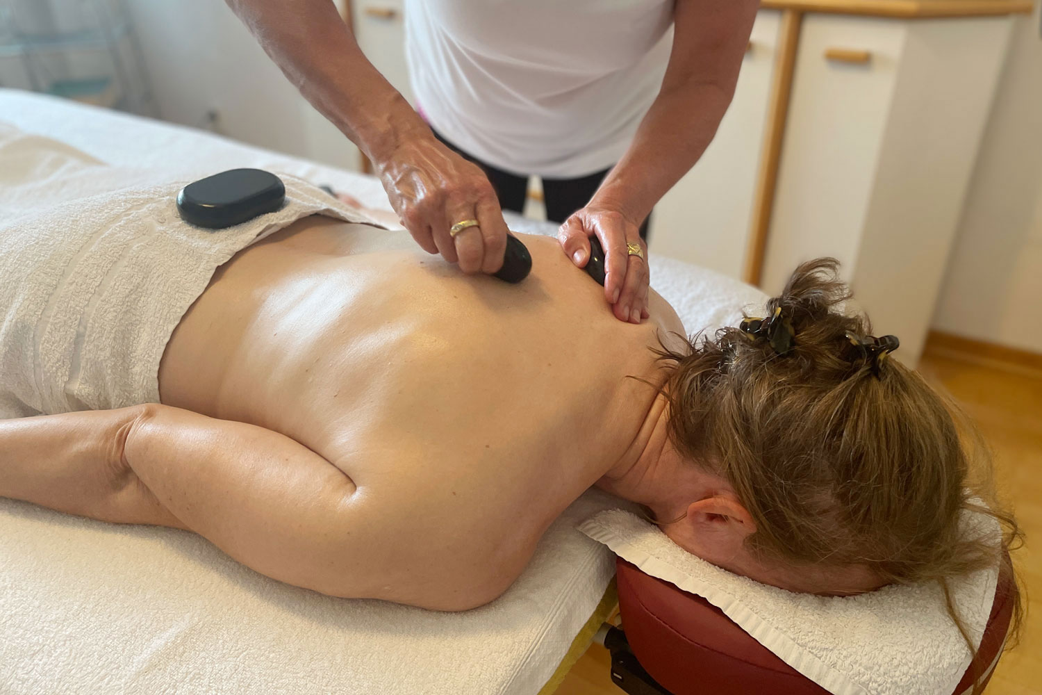 Hot-Stone-Massage für Frauen in Zehlendorf – Tabata Wanjura
